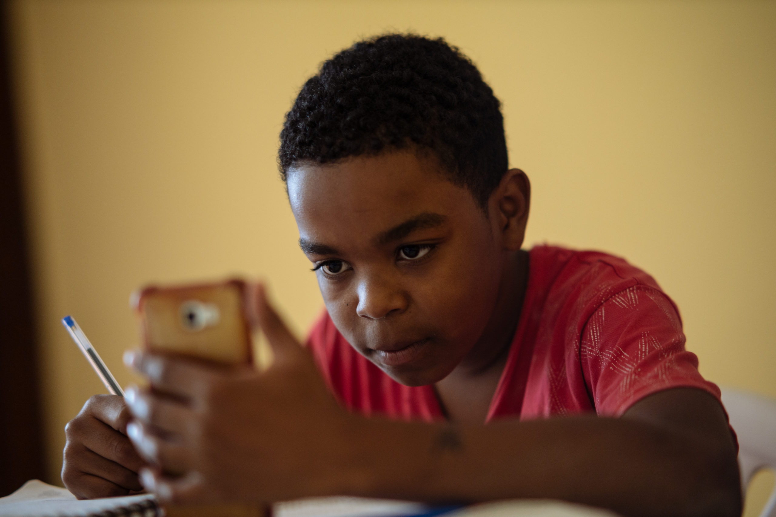 Aaron, 12, y Cristel, 8, son hermanos que viven en la ciudad de Ibarra, afiliados a los programas de ChildFund. Junto a su madre, Andrea Tadeo, se organizan para usar el internet que tienen en casa para realizar tareas escolares en línea y en sus ratos libres juegan.