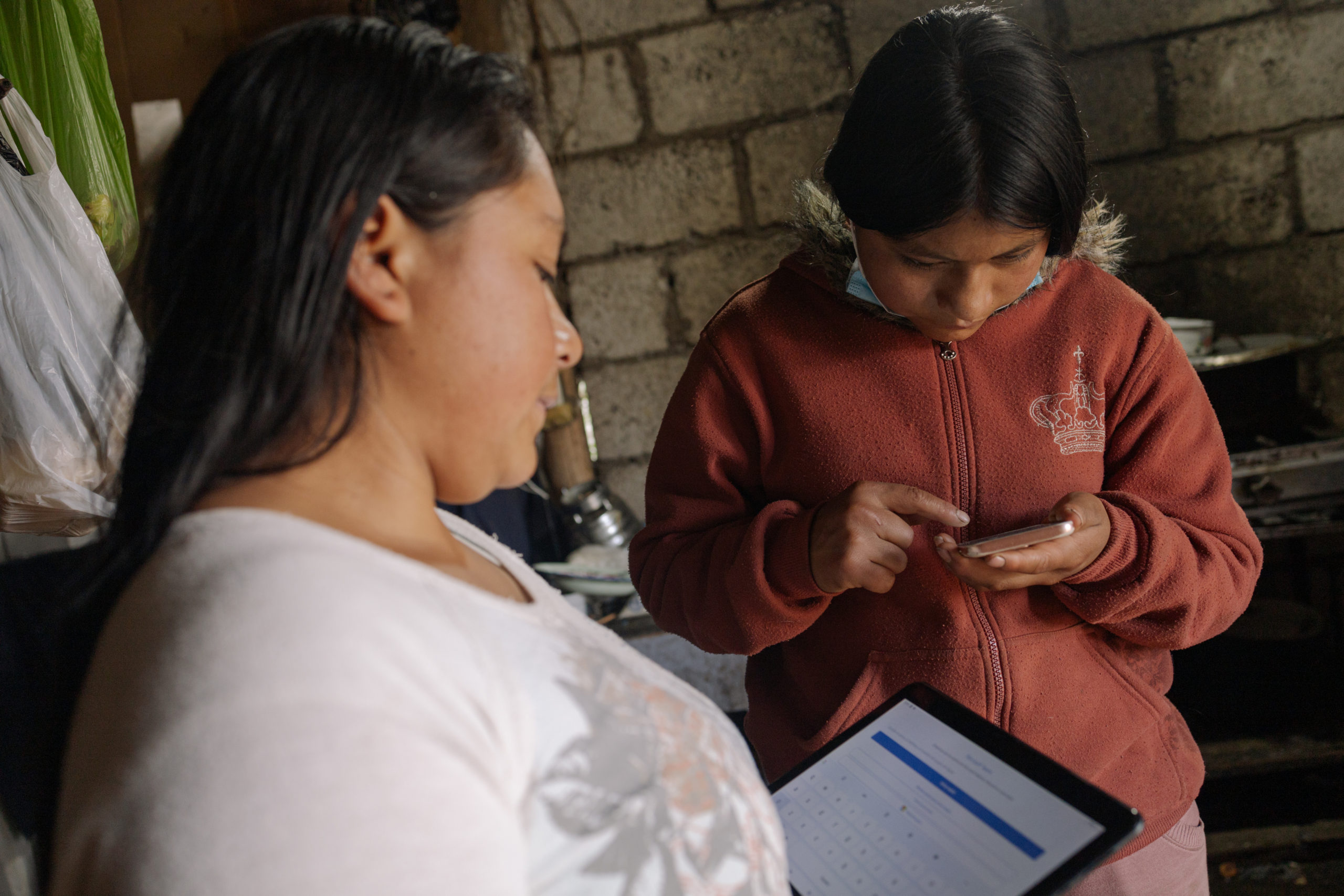 Gisella Yansaguano, 14, vive en el sector 4 Esquinas de San Pablo. Ella fue con su madre Carmen Guevara a recibir la tablet para continuar sus estudios en línea. Gisella asiste a la escuela Huayna Cápac junto con sus dos hermanos Eduar y Andrés, con quien compartirá el recurso para sus estudios. 

ChildFund Ecuador entregó a estudiantes de Tunguragua, de distintas unidades educativas; tablets para el uso personal en sus estudios y entretenimiento. Al evento asistieron los niños junto a sus madres, principalmente  y representantes para que conozcan las políticas establecidas de control parental y seguridades al navegar por internet. Cada estudinates recibirá una recarga mensual de 10 dólares, por los siguientes tres meses.  Esta entrega se hace posible gracias a los aportes de los patrocinadores que tiene cada niño y adolescente.